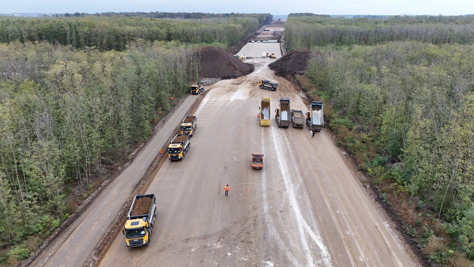 Works advancing along the motorway corridor through the forest