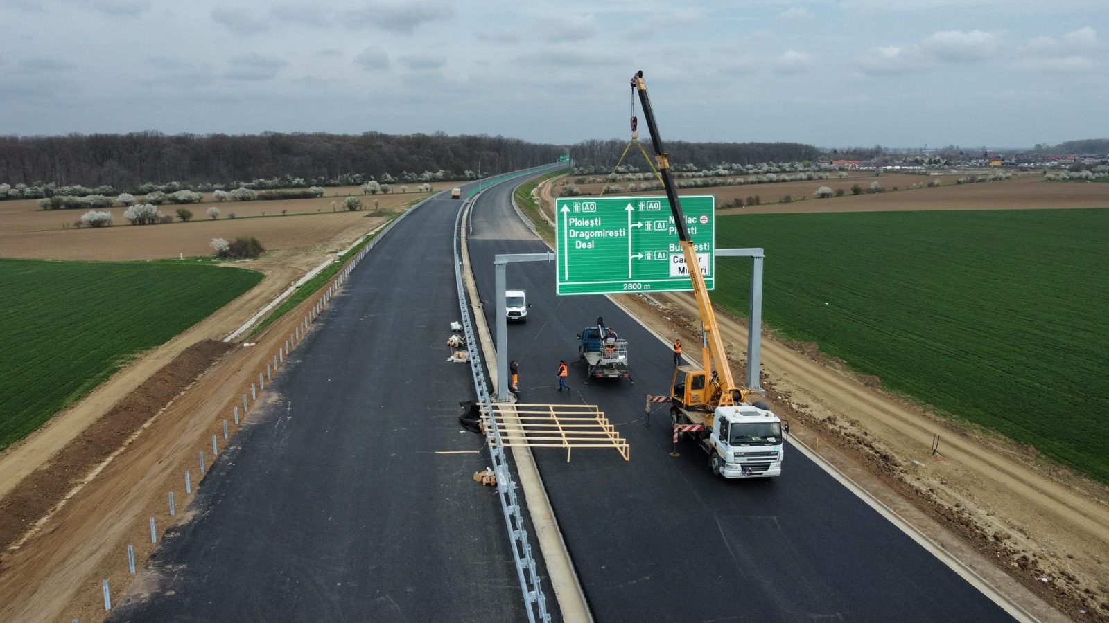 Installation of motorway signage on the A0 South Lot 3 section