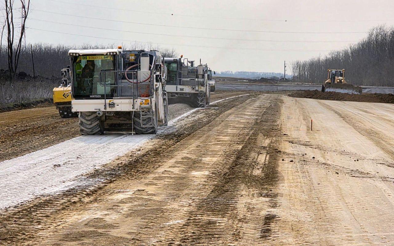 Utilaje de stabilizare a solului pe lucrările de terasamente de la A0 Lotul 1 Nord